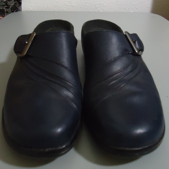 clarks navy clogs